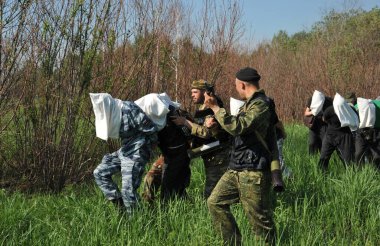 JURGA, SIBERIA, RUSSIA - 7 Haziran 2011: Esir alınan rehineler. Savaş muhabirleri için kurslar 