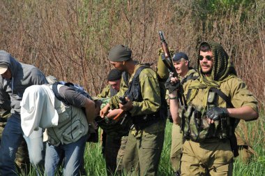 JURGA, SIBERIA, RUSSIA - 7 Haziran 2011: Esir alınan rehineler. Savaş muhabirleri için kurslar 