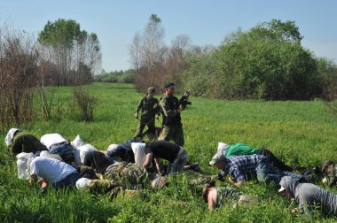 JURGA, SIBERIA, RUSSIA - 7 Haziran 2011: Esir alınan rehineler. Savaş muhabirleri için kurslar 