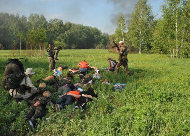 JURGA, SIBERIA, RUSSIA - 7 Haziran 2011: Esir alınan rehineler. Savaş muhabirleri için kurslar 