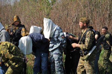 JURGA, SIBERIA, RUSSIA - 7 Haziran 2011: Esir alınan rehineler. Savaş muhabirleri için kurslar 