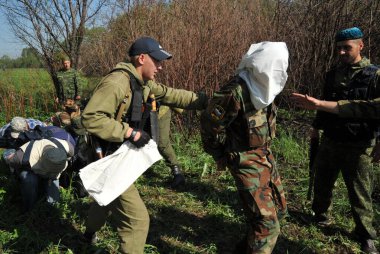 JURGA, SIBERIA, RUSSIA - 7 Haziran 2011: Esir alınan rehineler. Savaş muhabirleri için kurslar 