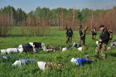 JURGA, SIBERIA, RUSSIA - 7 Haziran 2011: Esir alınan rehineler. Savaş muhabirleri için kurslar 