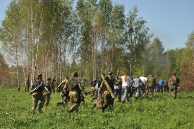 JURGA, SIBERIA, RUSSIA - 7 Haziran 2011: Esir alınan rehineler. Savaş muhabirleri için kurslar 