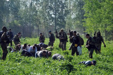 JURGA, SIBERIA, RUSSIA - 7 Haziran 2011: Esir alınan rehineler. Savaş muhabirleri için kurslar 