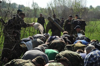 JURGA, SIBERIA, RUSSIA - 7 Haziran 2011: Esir alınan rehineler. Savaş muhabirleri için kurslar 