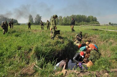 JURGA, SIBERIA, RUSSIA - 7 Haziran 2011: Esir alınan rehineler. Savaş muhabirleri için kurslar 