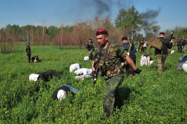 JURGA, SIBERIA, RUSSIA - 7 Haziran 2011: Esir alınan rehineler. Savaş muhabirleri için kurslar 