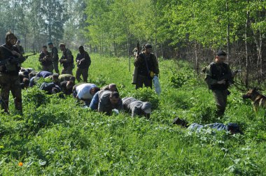 JURGA, SIBERIA, RUSSIA - 7 Haziran 2011: Esir alınan rehineler. Savaş muhabirleri için kurslar 