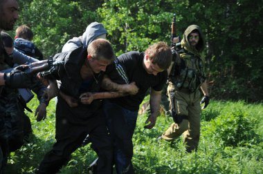 JURGA, SIBERIA, RUSSIA - 7 Haziran 2011: Esir alınan rehineler. Savaş muhabirleri için kurslar 