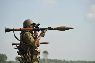 JURGA, SIBERIA, RUSSIA - 9 HAZİRAN 2011: Atış menzilinde bir el bombası fırlatıcı savaşçı ateş etmeye hazırlanıyor
