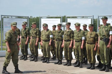 JURGA, SIBERIA, RUSSIA - 9 Haziran 2011: Atış taliminden önce tank menzilinde askeri personele talimat vermek