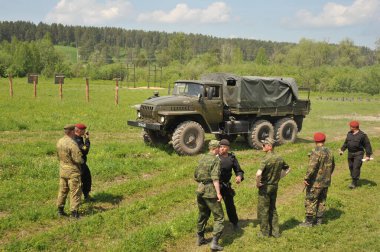 ISKITIM, SIBERIA, RUSSIA - 8 Haziran 2011: Batı Sibirya 'daki bir askeri eğitim sahasında iç birliklerin askerleri