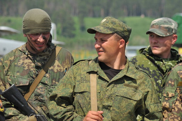 ИСКИТИМ, СИБЕРИЯ, РОССИЯ - 8 ИЮНЯ 2011: Солдаты подразделения спецназа в строю на полигоне