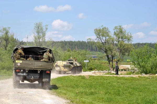 ISKITIM, SIBERIA, RUSSIA - 8 Haziran 2011: Eğitim sahasında bir askeri birlik ilerliyor