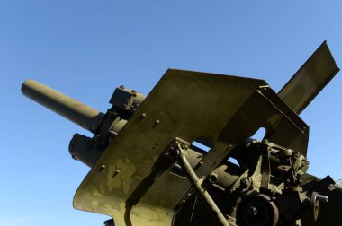 MOSCOW, RUSSIA - 26 Mart 2020: Olimpiyat köyündeki Moskova Devlet Savunma Müzesi yakınlarındaki Vatanseverlik Savaşı 'ndan kalma topçu teçhizatı sergisi. 122 mm M-30 1938 model havan topu.