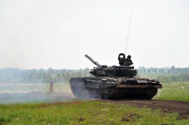 JURGA, SIBERIA, RUSSIA - 9 Haziran 2011: Rus tankı eğitim sahasında canlı ateş açtı