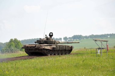 JURGA, SIBERIA, RUSSIA - 9 Haziran 2011: Rus tankı eğitim sahasında canlı ateş açtı