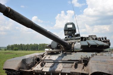 JURGA, SIBERIA, RUSSIA - 9 Haziran 2011: Rus tankı eğitim sahasında canlı ateş açtı