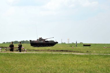 JURGA, SIBERIA, RUSSIA - 9 Haziran 2011: Batı Sibirya 'daki askeri eğitim sahasında BMP-2 piyade savaş aracı