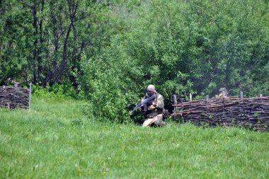 ISKITIM, SIBERIA, RUSSİA - 8 Haziran 2011: Bir köydeki askeri eğitim sahasında özel kuvvetler birliğinin askerleri savaş operasyonlarını uyguladılar
