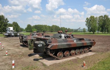JURGA, SIBERIA, RUSSIA - 9 Haziran 2011: Batı Sibirya 'daki askeri eğitim sahasında BMP-2 piyade araçları