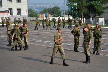 JURGA, SIBERIA, RUSSIA - 10 Haziran 2011: Askerler tören sahasında tatbikata katıldılar