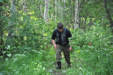 JURGA, SIBERIA, RUSSIA - 10 Haziran 2011: Mayın tarlasında gizlenmiş patlayıcılar bulma eğitimi