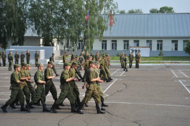 JURGA, SIBERIA, RUSSIA - 10 Haziran 2011: Askerler tören sahasında tatbikata katıldılar