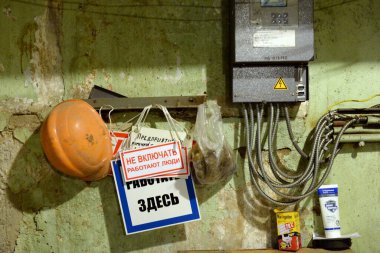 MOSCOW, RUSSIA - 26 Mart 2020: Bir konut ve kamu hizmetleri elektrikçisinin işyerine uyarı ve yasaklama işaretleri asıldı