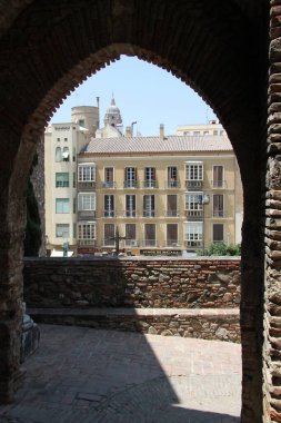  MALAGA, İspanya-23 Haziran 2011: Gibralfaro Dağı 'ndaki Alcazaba Kalesi' nin antik duvarlarından Malaga 'nın görüntüsü