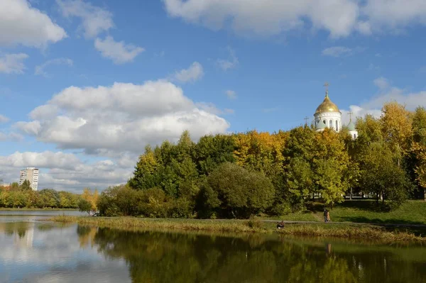 Moscow Russia October 2017 Bolshoy Solntsevsky Pond Church Sergius Radonezh — стокове фото
