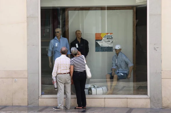 Malaga Spain July 2011 Elderly Couple Shop Window — Stock Photo, Image