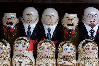 MOSCOW, RUSSIA - 16 Mart 2019: Moskova 'daki hediyelik eşya tezgahında Rus hükümdarların resmi olan Matryoshka bebekleri