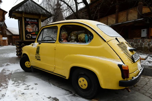 Moscow Rússia Março 2019 Carro Anunciando Exposição Casa Bonecas Abandonadas — Fotografia de Stock