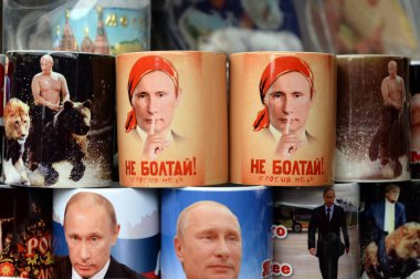 MOSCOW, RUSSIA - 16 Mart 2019: Moskova 'daki hatıra ürünleri tezgahında Rusya Devlet Başkanı Vladimir Putin' in resmi olan kupalar