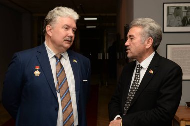 MOSCOW, RUSSIA - 8 Şubat 2019: Rus politikacı Sergei Baburin, Afganistan Büyükelçiliği 'nden bir temsilciyle Sovyet birliklerinin DRA' dan çekilmesini amaçlayan bir fotoğraf sergisinde