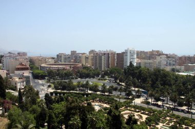 MALAGA, SPAIN-23 Haziran 2011: Cebelitarık Dağı 'ndaki Alcazaba Kalesi' nin antik duvarlarından modern Malaga 'nın görüntüsü