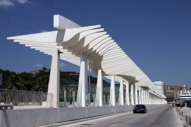 MALAGA, İspanya - 24 Temmuz 2011: Malaga limanında koruyucu güneş kremi