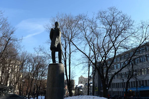MOSCOW, RUSSIA - 2 Mart 2019: Moskova 'daki Lermontovskaya Meydanı' nda şair Mikhail Lermontov anıtı