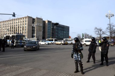 MOSCOW, RUSSIA - 26 Mart 2017: Moskova 'daki Puşkin Meydanı' nda yolsuzluğa karşı izinsiz bir yürüyüş sırasında