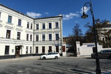 MOSCOW, RUSSIA - 15 Nisan 2017: Spiridonovka Caddesi 'nde eski bir bina, Moskova' da 4. Yazar Alexey Tolstoy 'un yaşadığı yer.