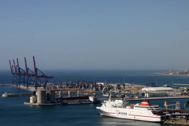 MALAGA, SPAIN-JULY 24 Temmuz 2011: Akdeniz kıyısındaki bir tatil merkezi olan Endülüs 'teki Malaga limanının görüntüsü