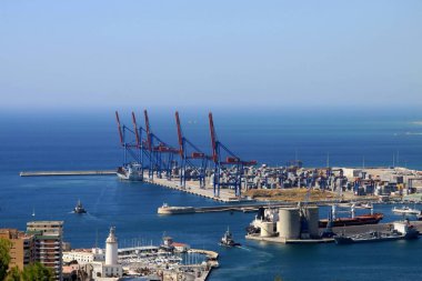 MALAGA, SPAIN-JULY 24 Temmuz 2011: Akdeniz kıyısındaki bir tatil merkezi olan Endülüs 'teki Malaga limanının görüntüsü