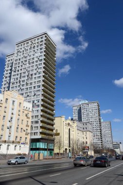 MOSCOW, RUSSIA - 15 Nisan 2017: Bahar günü Moskova Novy Arbat Caddesi