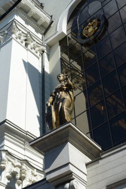 MOSCOW, RUSSIA - 15 Nisan 2017: Moskova 'da Rusya Yüksek Mahkemesi' nin inşası üzerine Adalet Tanrıçası Themis 'in heykeli