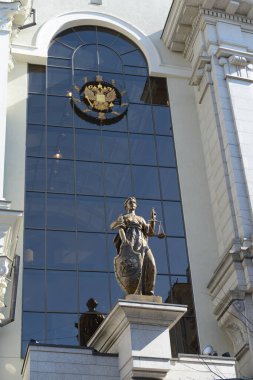 MOSCOW, RUSSIA - 15 Nisan 2017: Moskova 'da Rusya Yüksek Mahkemesi' nin inşası üzerine Adalet Tanrıçası Themis 'in heykeli