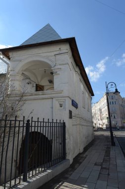 MOSCOW, RUSSIA - 15 Nisan 2017: Kralın meskun sarayı Moskova 'daki şehir merkezinde bir granit bahçesiydi.