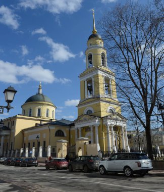 MOSCOW, RUSSIA - 15 Nisan 2017: Moskova 'da Bolshaya Nikitskaya caddesindeki Gözcü Nikitskaya kapısında Yükseliş Kilisesi