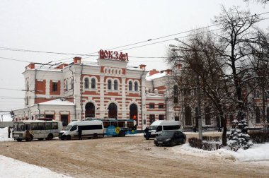 KALUGA, RUSSIA - 27 HAZİRAN 2016: Kaluga 'daki tren istasyonunun önündeki meydan